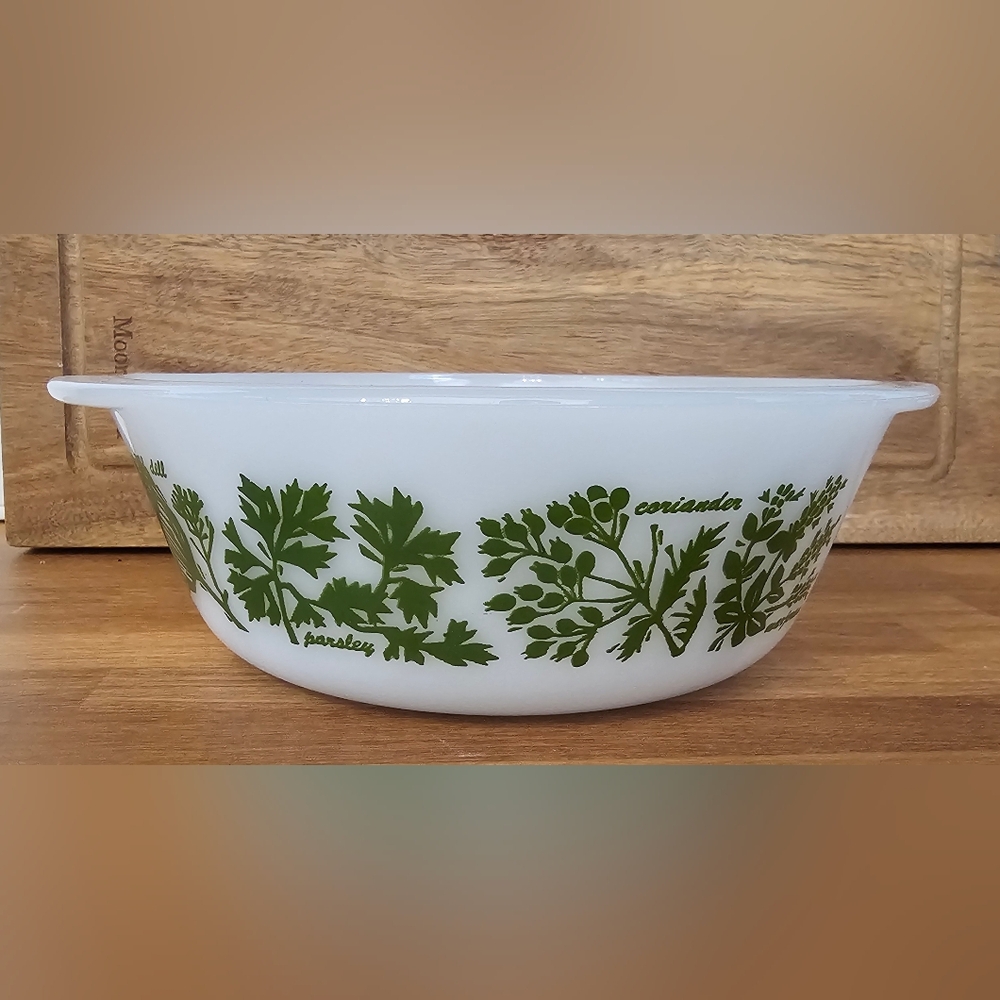 Milk glass glasbake dish